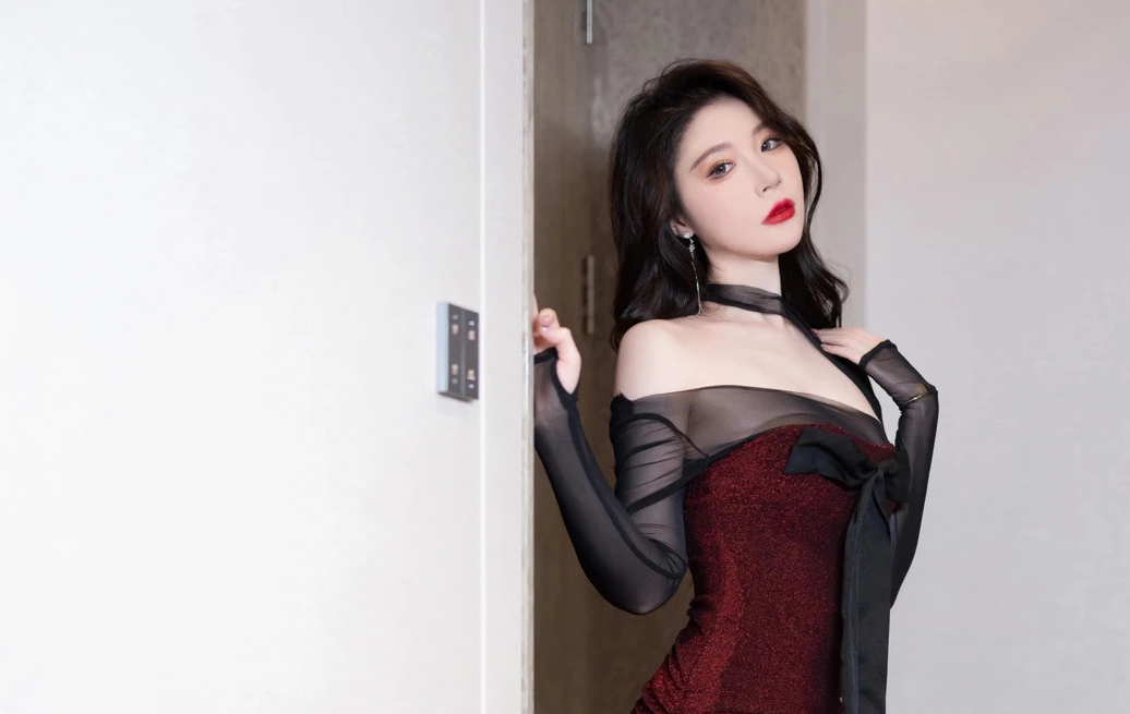 梦心玥深红连衣短裙秀高挑身材_第1张