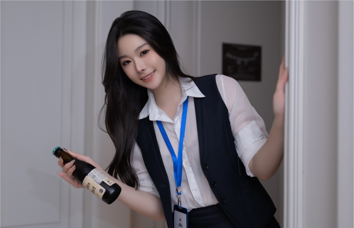 小逗逗白色服饰露吊袜秀美腿摄影_第1张