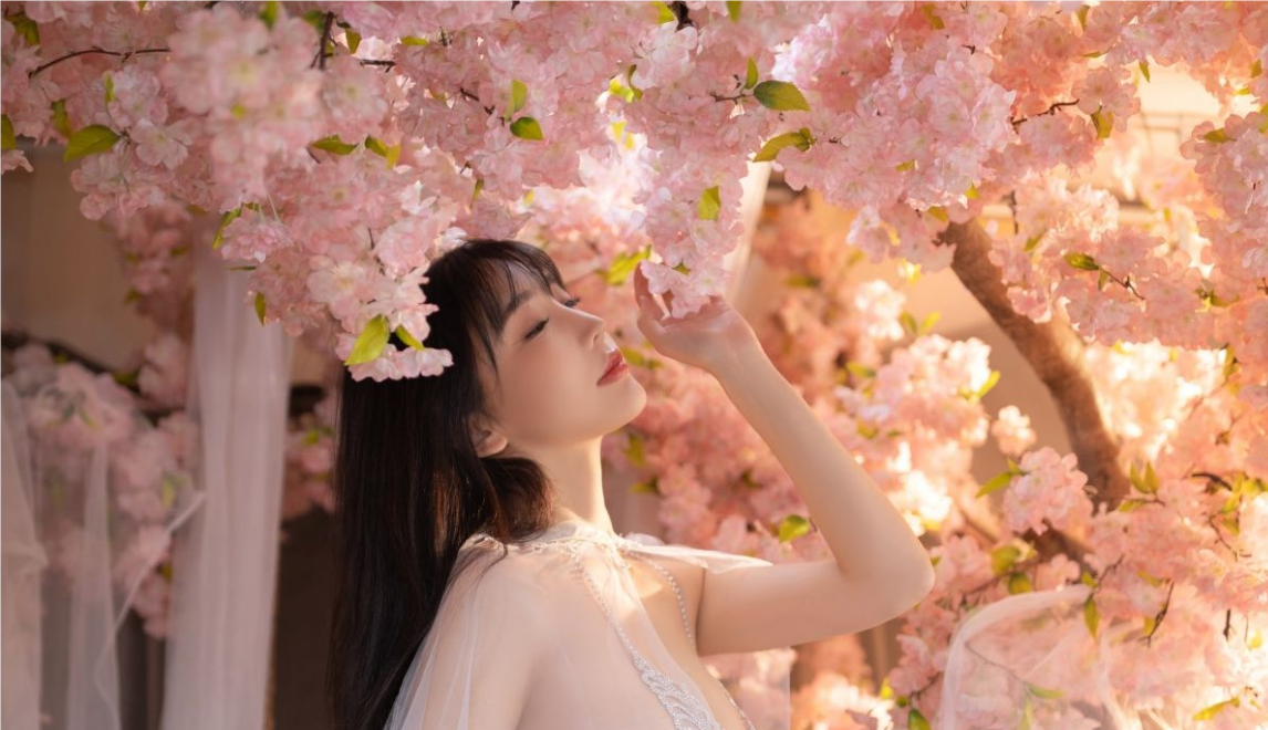 陆萱萱白色轻透网纱配白色珍珠内衣秀惹火身材诱_