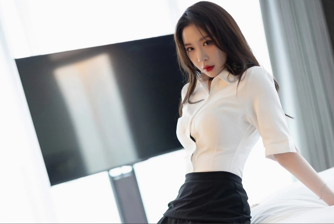 梦心玥白t配黑短裙露黑丝吊袜秀高挑曼妙身姿诱惑_