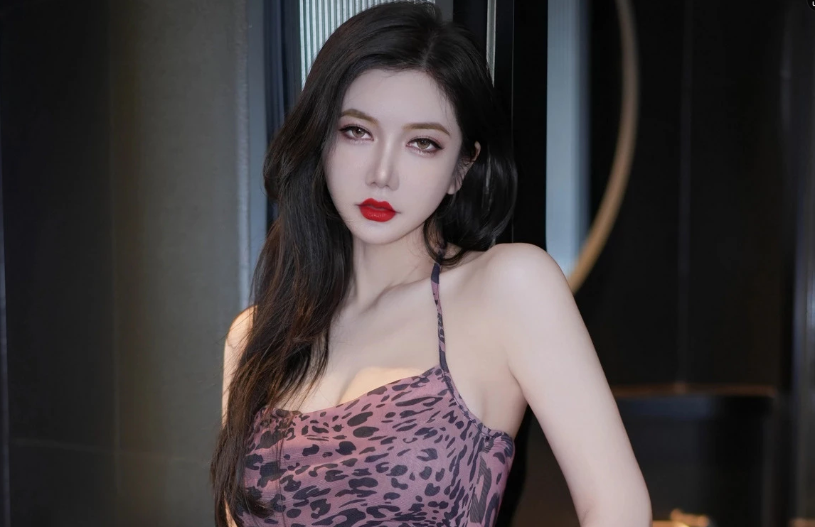心妍小公主紫灰色吊带短裙秀身材摄影_第1张