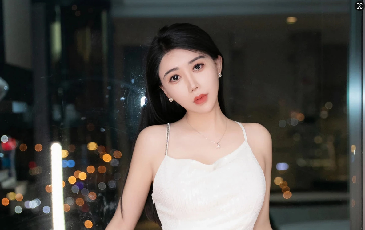 李若汐白色连衣短裙秀身材摄影_第1张