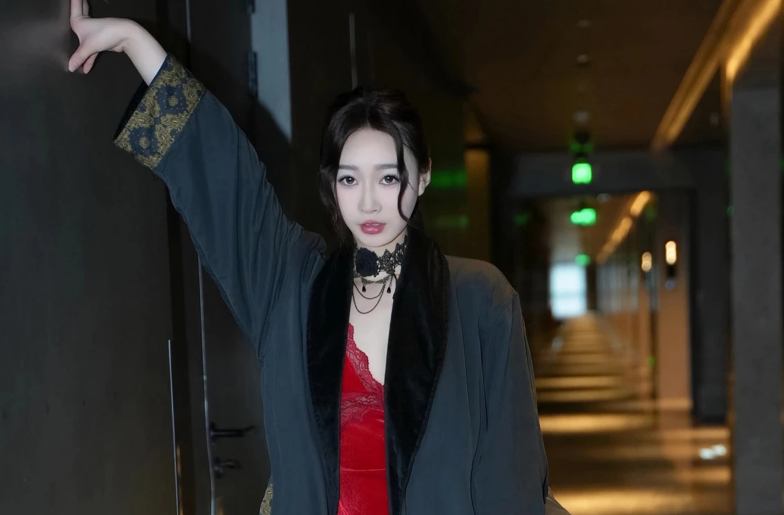 软糖爱喝奶红色吊带短裙配黑丝吊袜秀曼妙身姿诱_