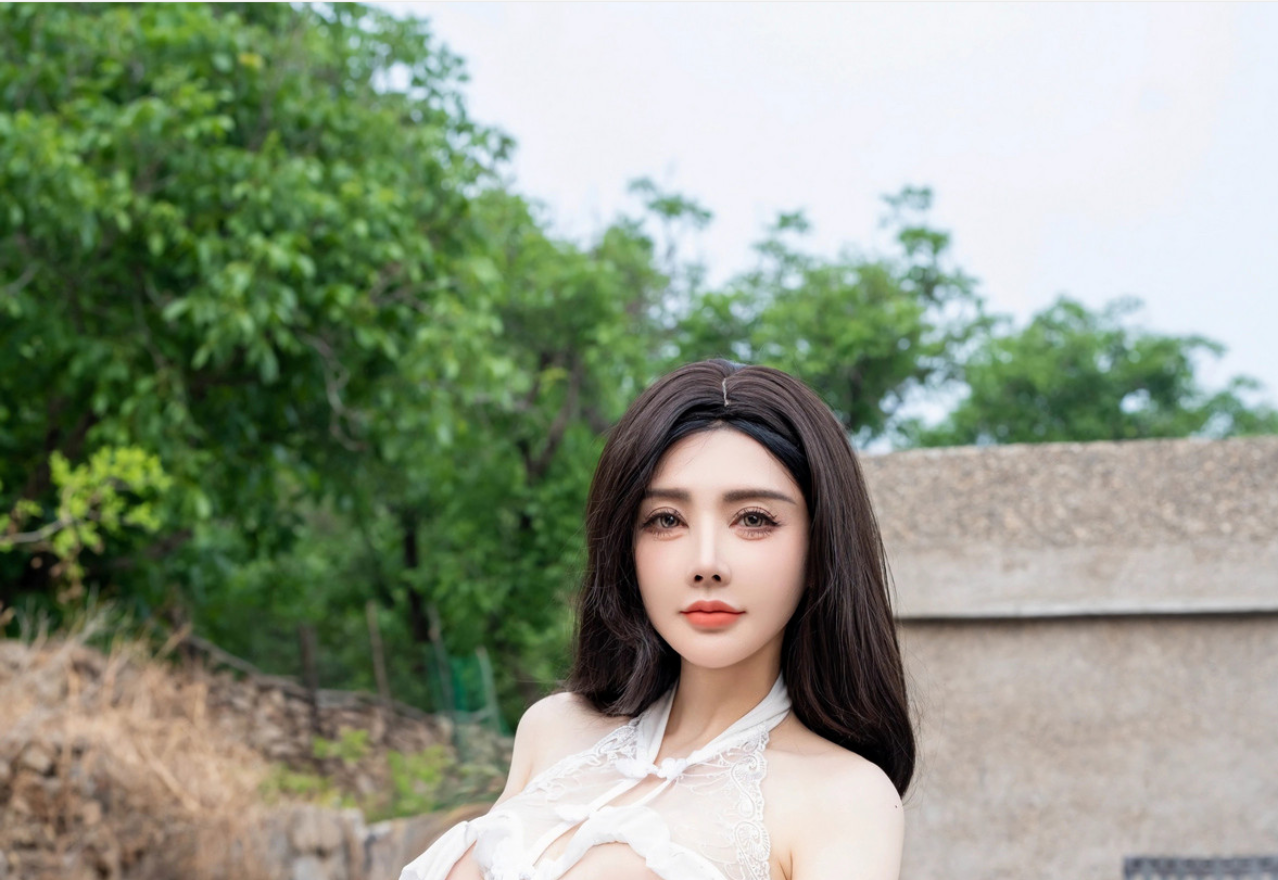 潘思沁户外白色服饰秀身材摄影_第1张