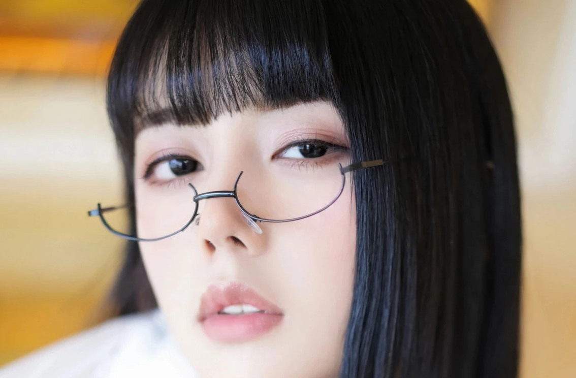 赵可欣baby白t配黑短裙秀曼妙身姿摄影_第1张