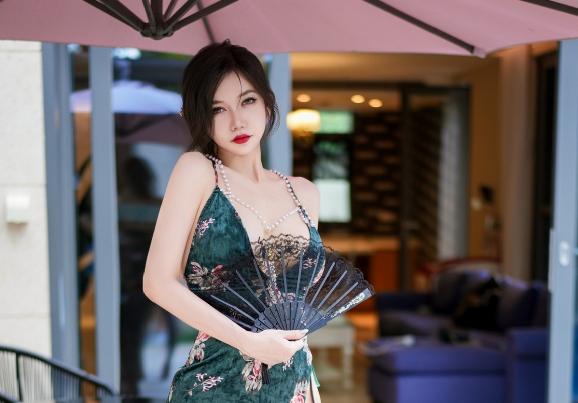心妍小公主感性墨绿吊带短裙配黑丝吊袜秀凹凸身_
