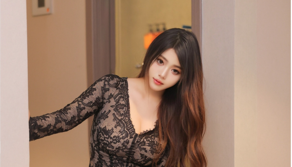 蛋蛋宝感性黑色情趣内衣配黑丝吊袜秀丰腴身材完_