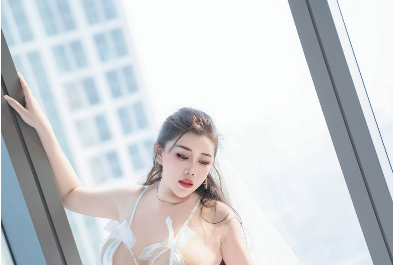 王婉悠queen白色珍珠睡衣配白色丝袜秀丰满身材摄影_