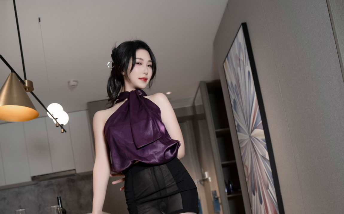 利世紫色上衣配黑短裙露开档黑色秀翘臀美腿摄影_
