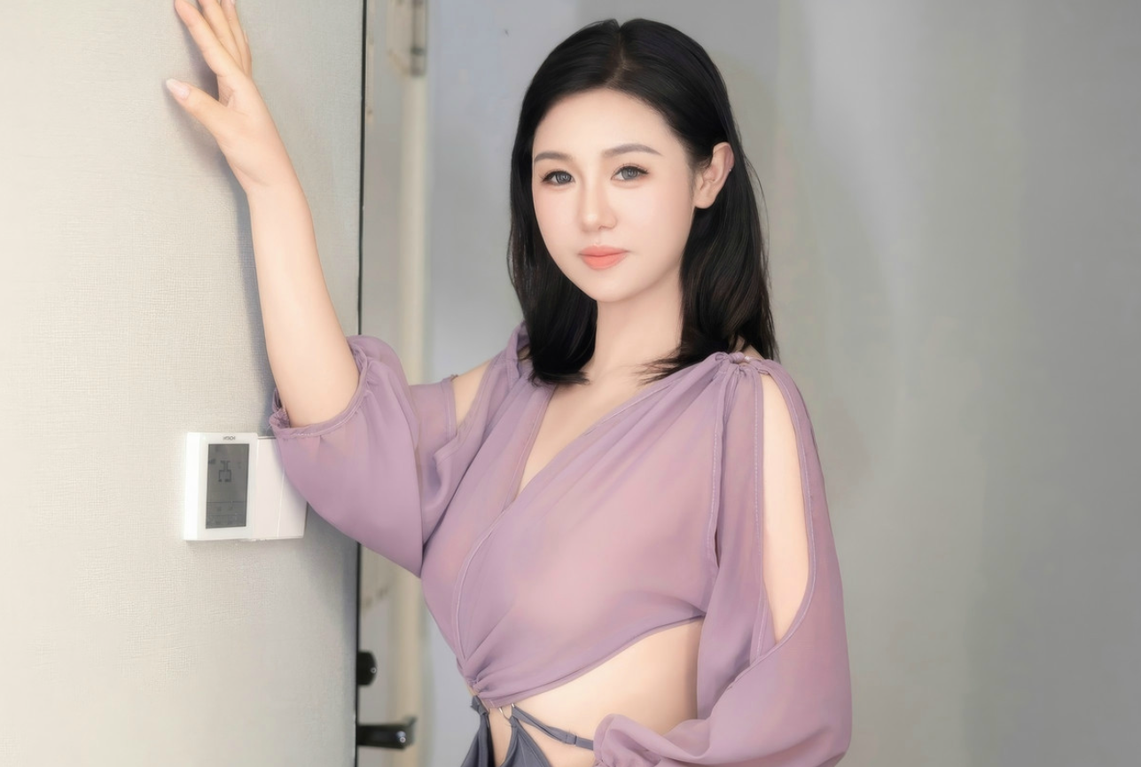 金小依感性紫色上衣露紫色内裤配超薄_