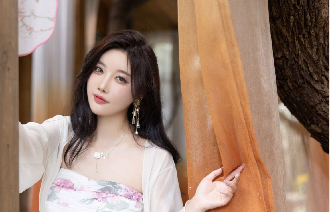 8926_女神杨晨晨yome感性浅色连衣裙配开档肉色长薄袜秀_