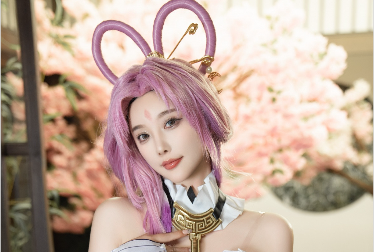 杨晨晨yome紫色cosplay服饰配白色长薄袜袜秀丰满身材引人