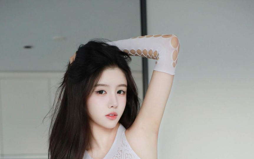 9243_唐翩翩感性白色网状丝拨人心弦的服饰缕空秀惹_